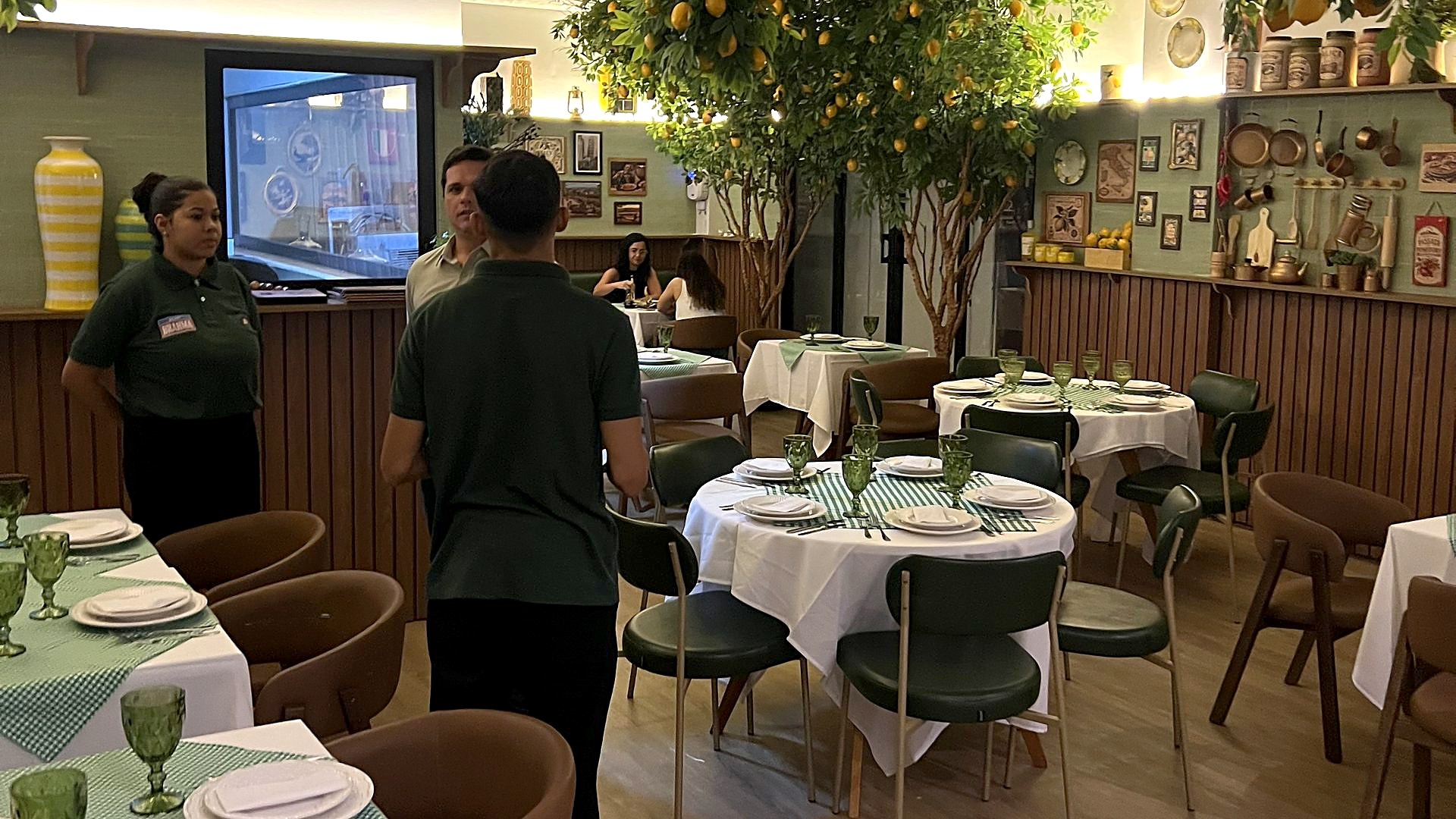 Salão do Forneatto, com a equipe e clientes às mesas
